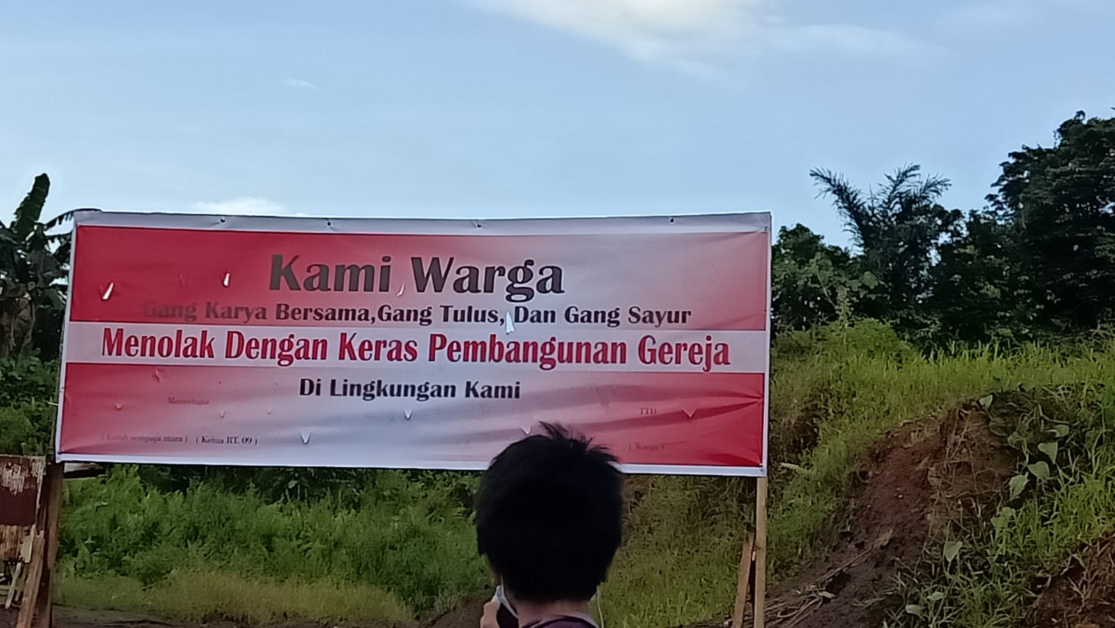 Spanduk penolakan pendirian Gereja Pantekosta di Indonesia (GPdI) Jemaat Pniel Bengkuring. (ist)
